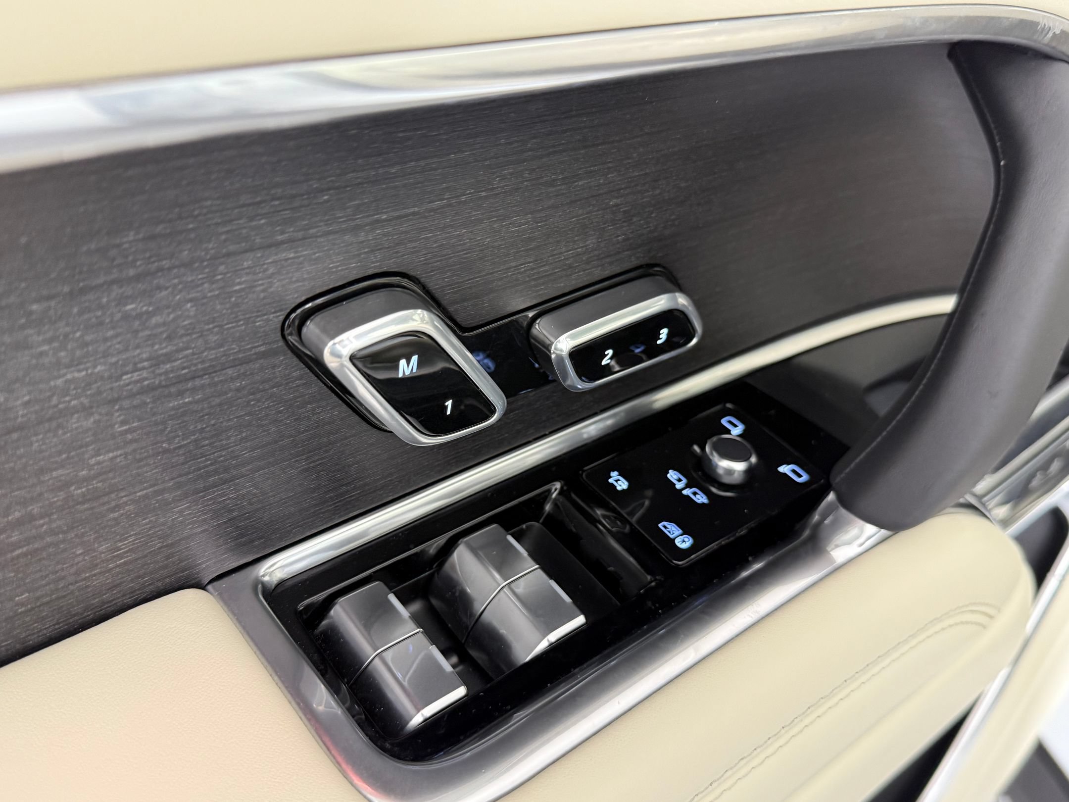 Used 2024 Land Rover Range Rover Long Wheelbase SE AWD/4WD image 14
