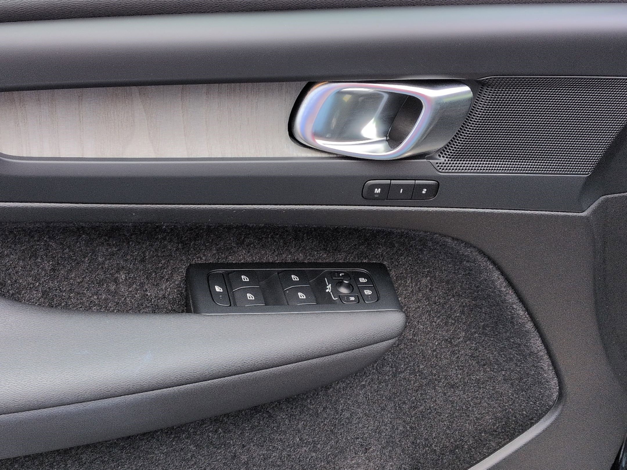 Used 2024 Volvo XC40 B5 Plus image 12