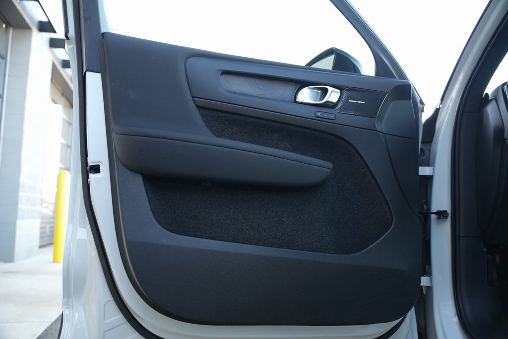 Used 2023 Volvo XC40 Recharge Ultimate image 49