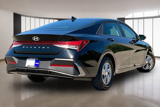 Used 2024 Hyundai Elantra SE FWD image 6