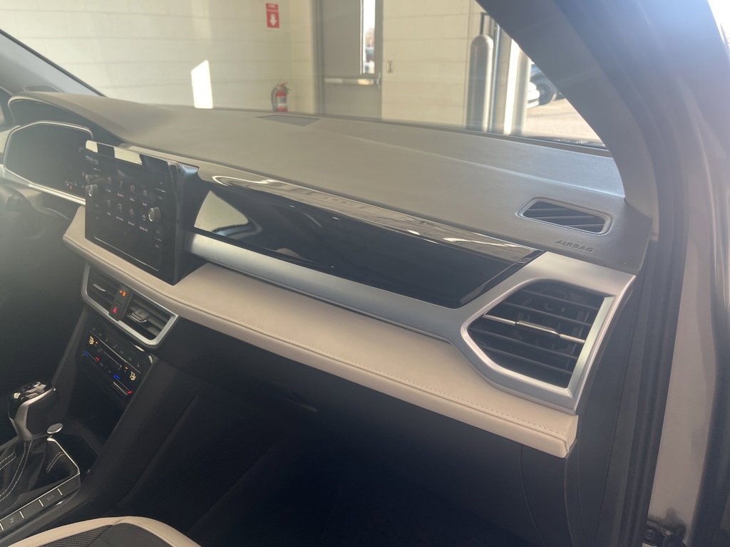 Certified 2025 Volkswagen Taos SE image 40