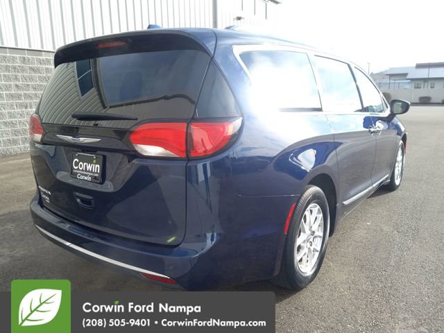 Used 2020 Chrysler Pacifica Touring-L image 3