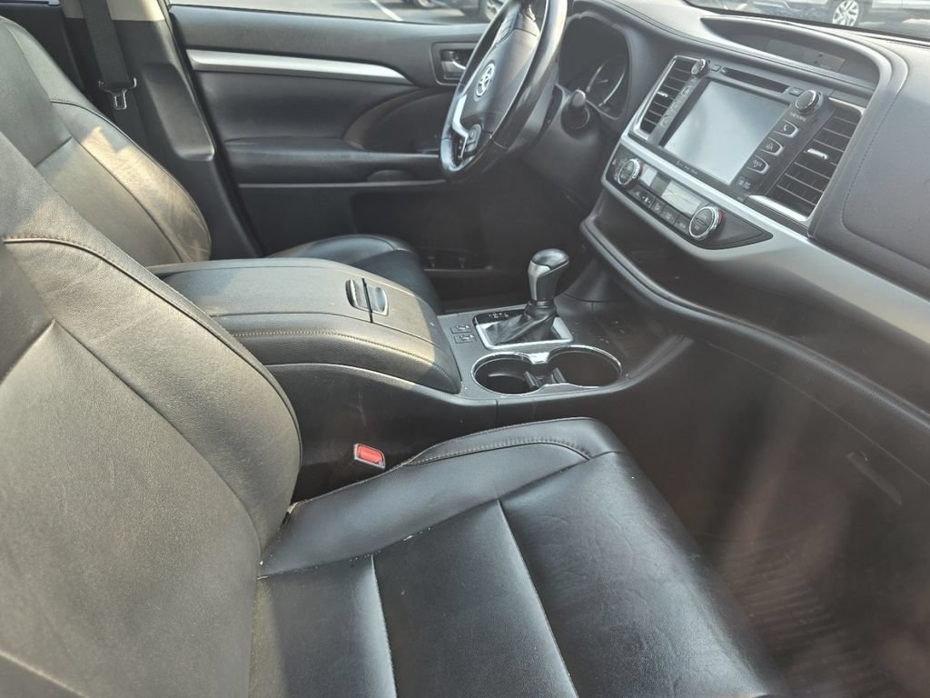 Used 2019 Toyota Highlander XLE FWD image 17