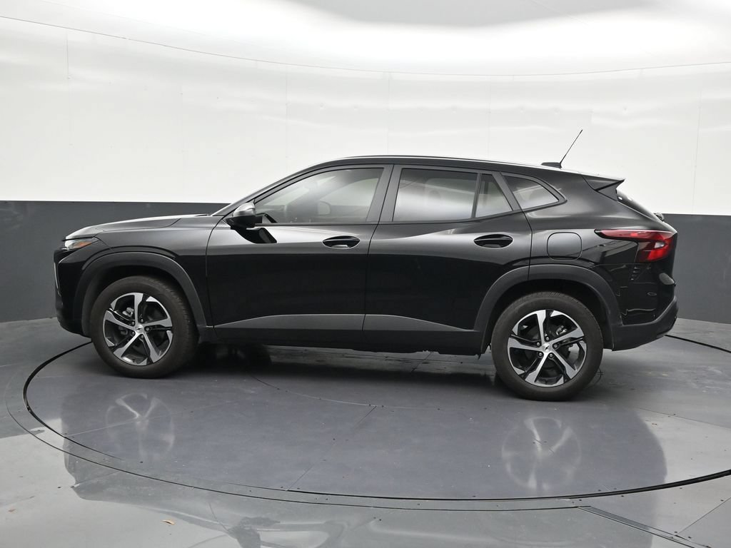 Used 2025 Chevrolet Trax RS w/ Driver Confidence Package FWD image 2