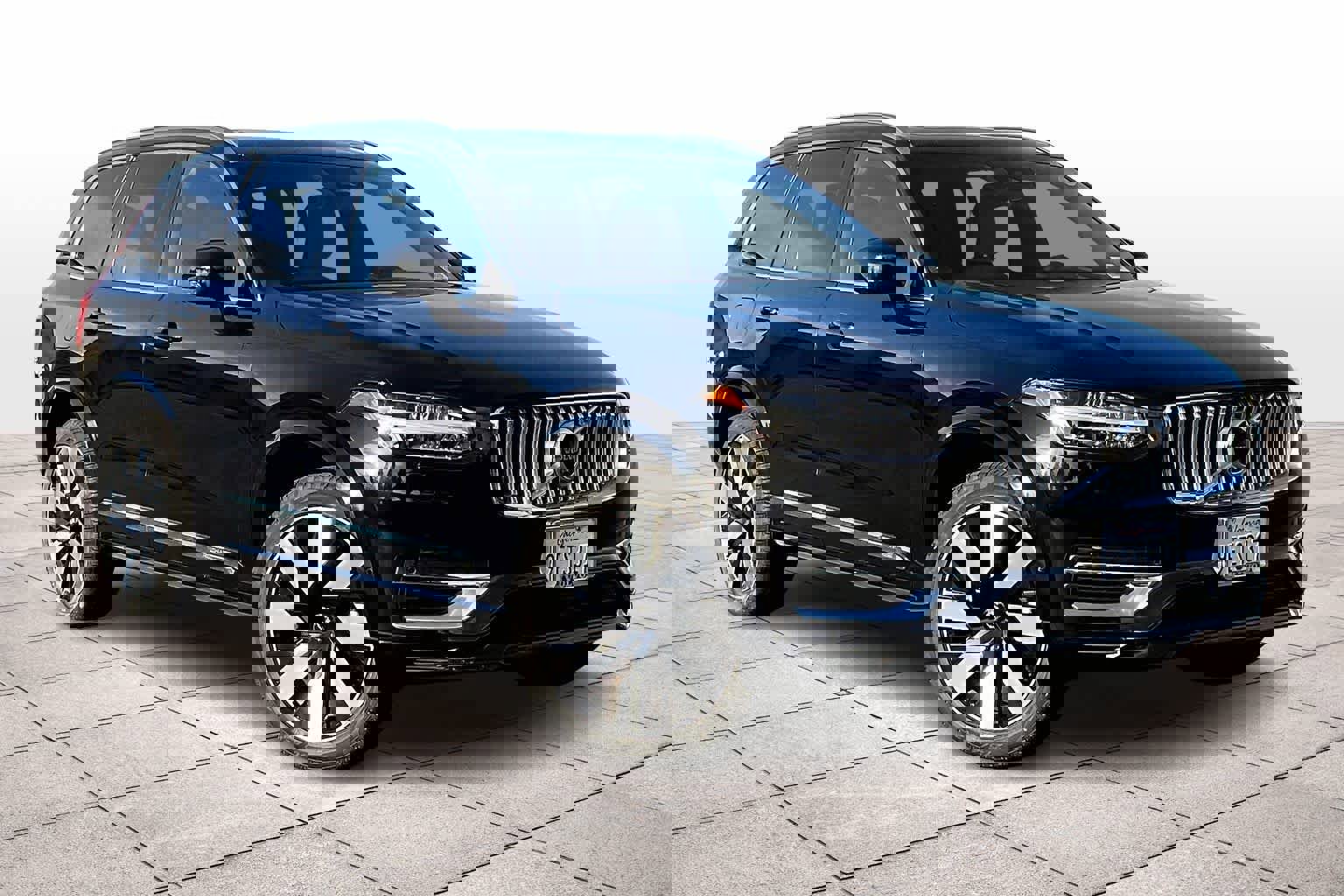 Used 2023 Volvo XC90 T8 Ultimate w/ Lounge Package image 2