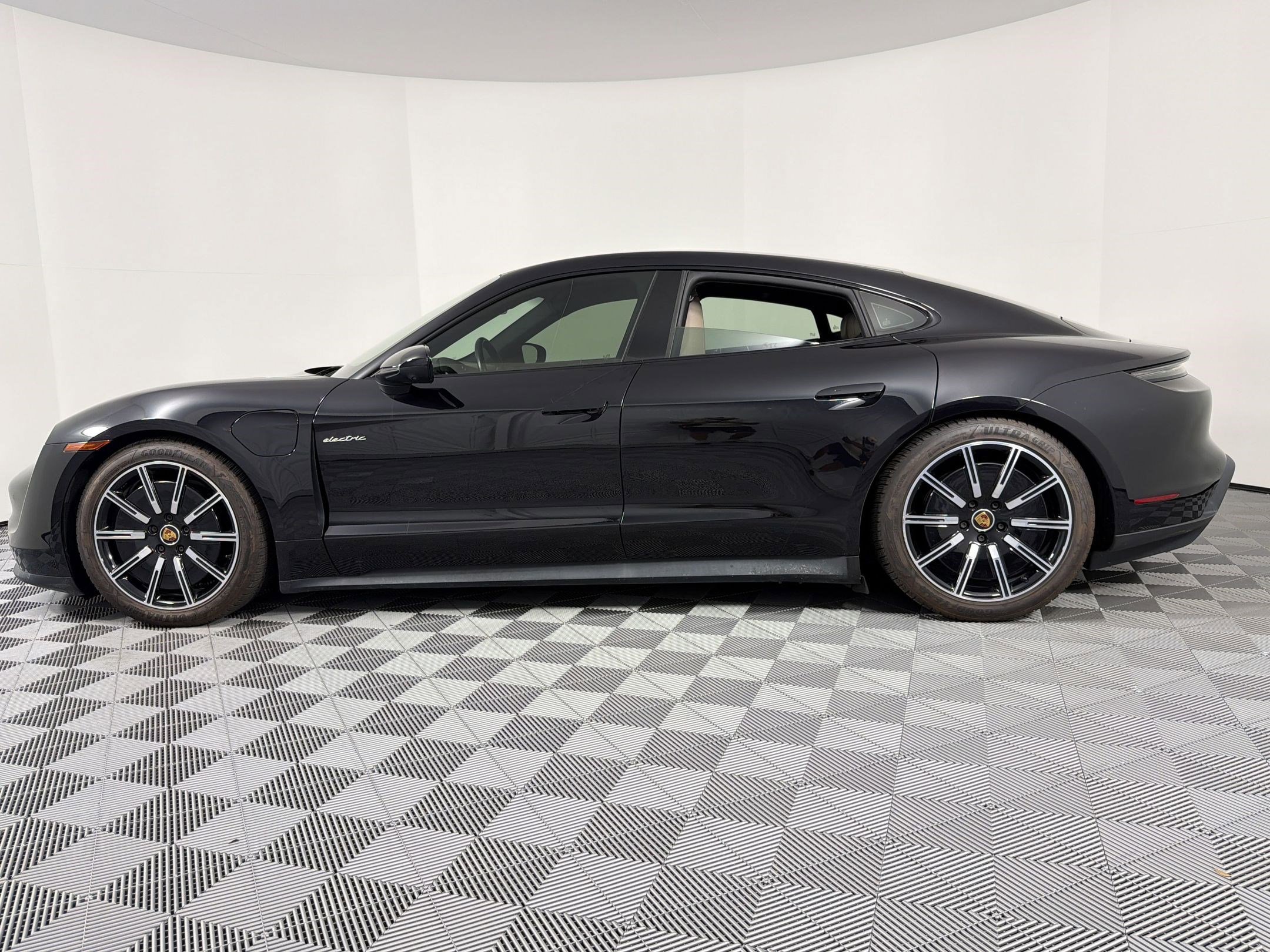 Certified 2021 Porsche Taycan 4S AWD/4WD image 2