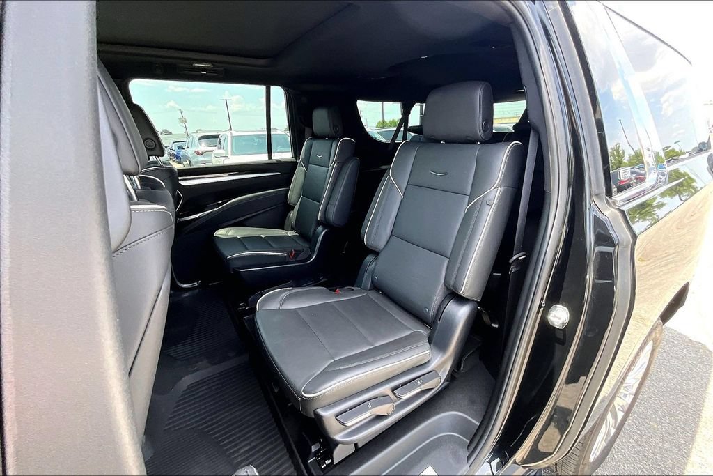 Used 2025 Cadillac Escalade ESV Premium Luxury AWD/4WD image 36
