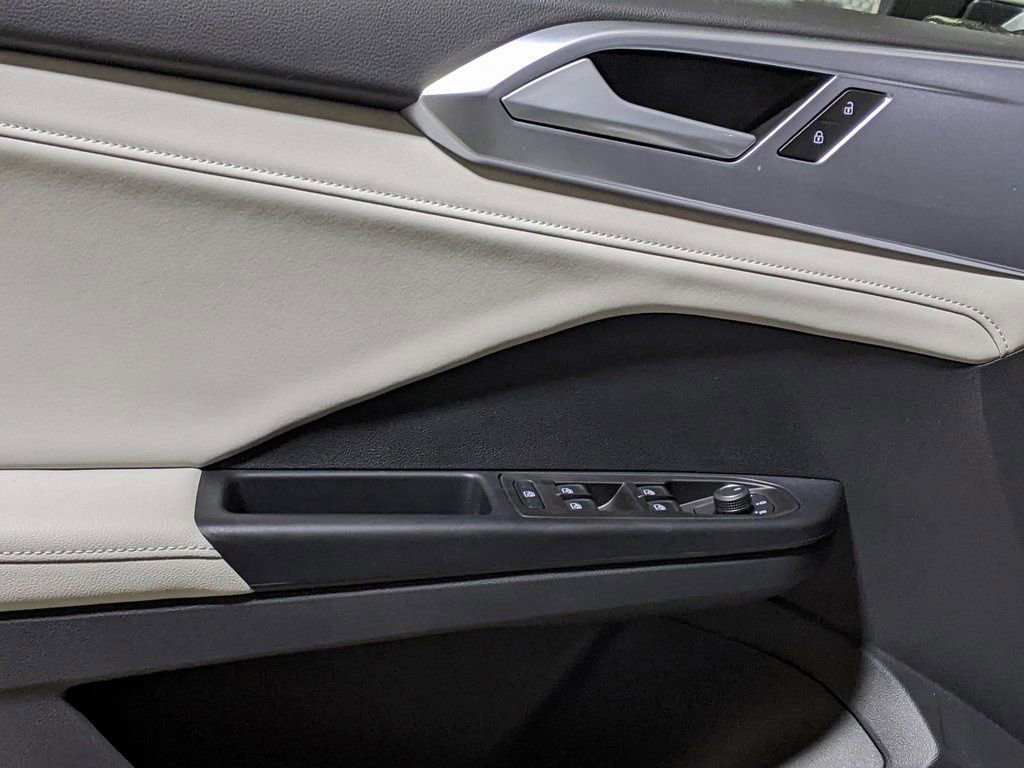 New 2025 Volkswagen Taos SE image 10