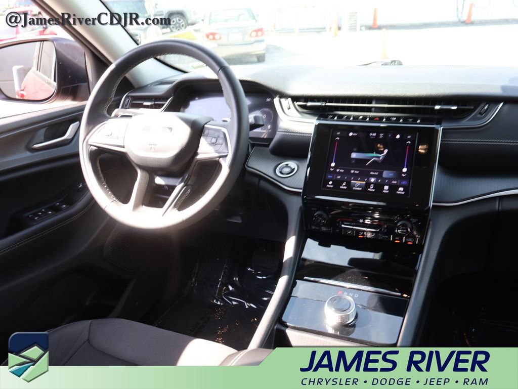 Used 2024 Jeep Grand Cherokee Laredo RWD image 13