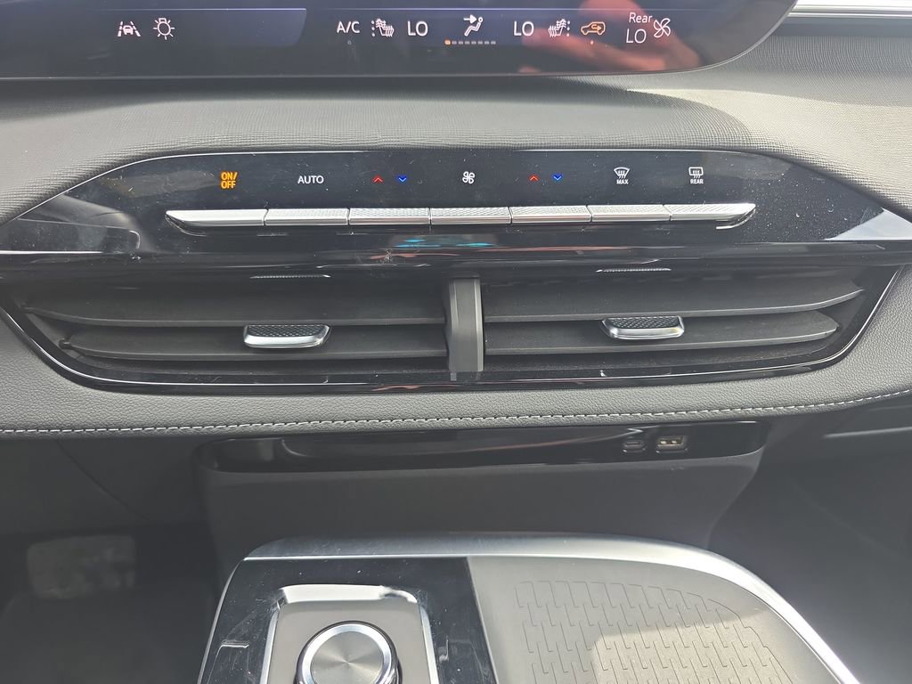 Used 2025 Buick Enclave Preferred AWD/4WD image 25