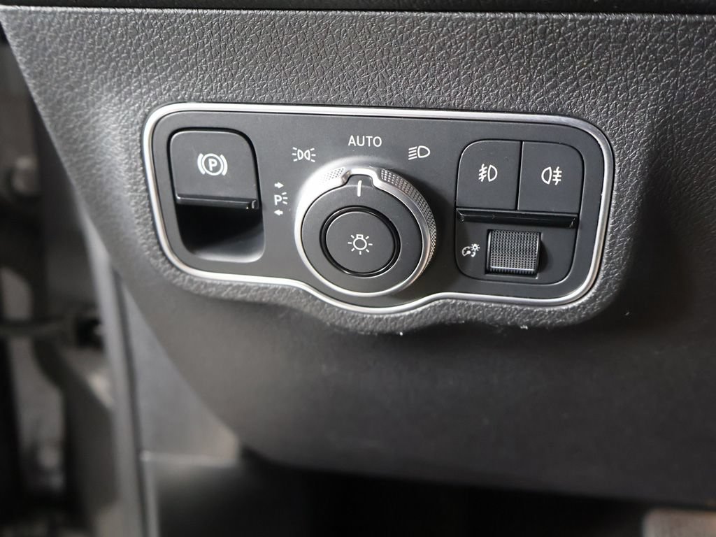 Used 2023 Mercedes-Benz GLB 250 4MATIC w/ Premium Package image 35