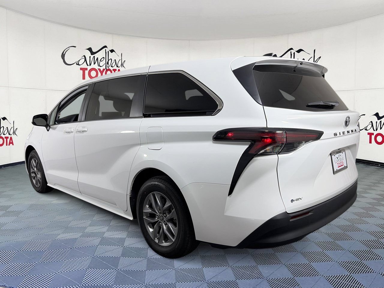 Used 2026 Toyota Sienna LE FWD image 6