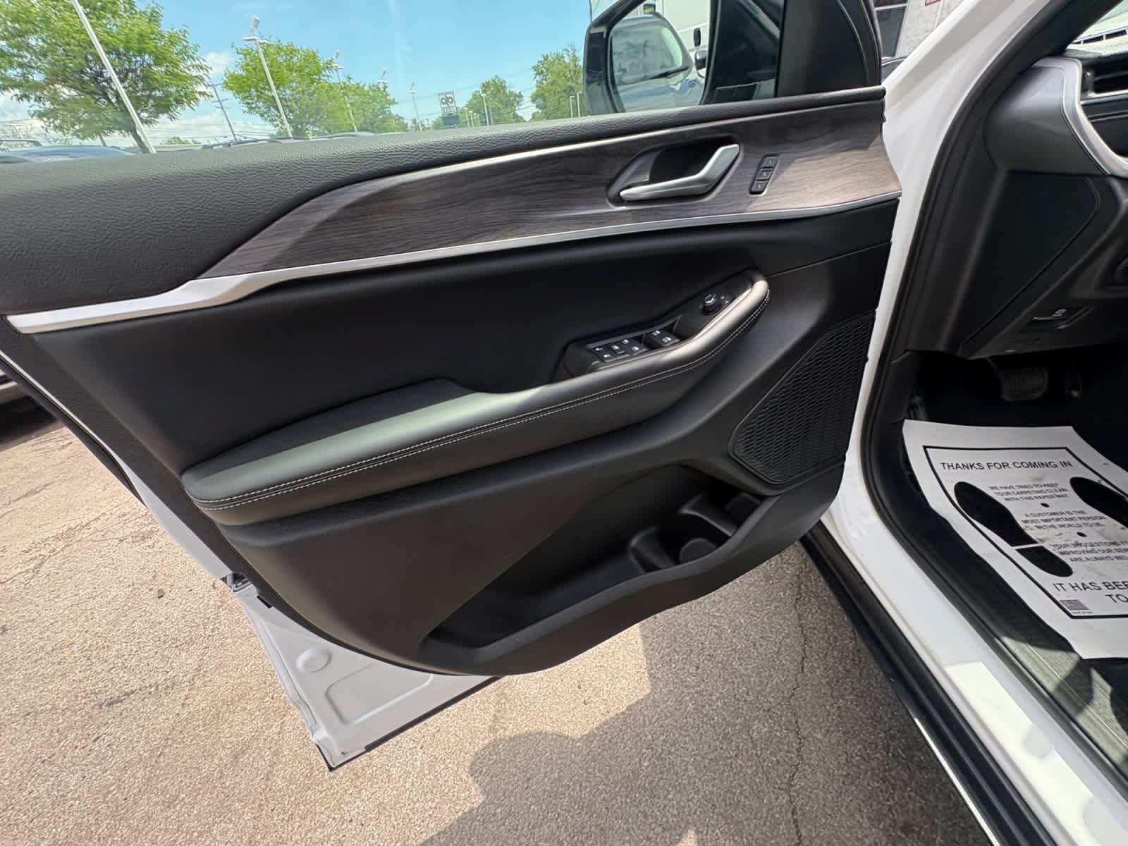 Used 2024 Jeep Grand Cherokee Limited AWD/4WD image 13