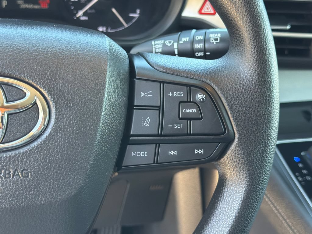 Used 2025 Toyota Sienna LE FWD image 26