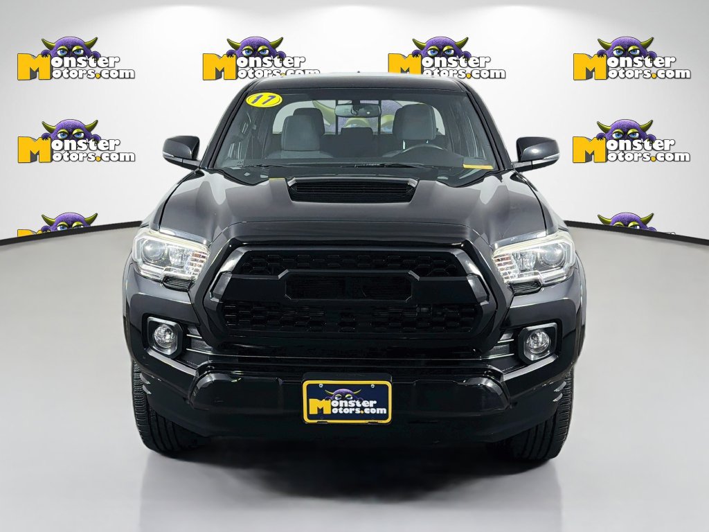 Used 2017 Toyota Tacoma TRD Sport AWD/4WD image 2