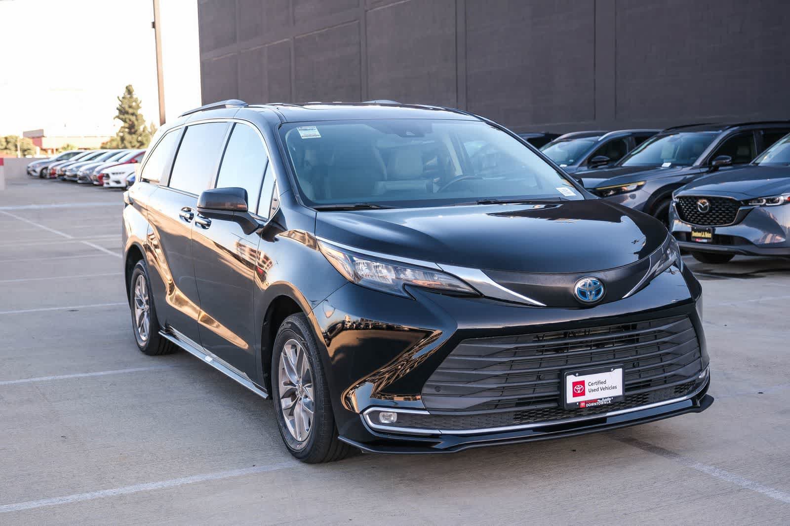 Certified 2024 Toyota Sienna XLE FWD image 3