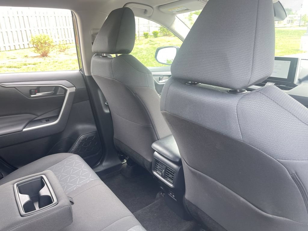 Used 2025 Toyota RAV4 XLE FWD image 36