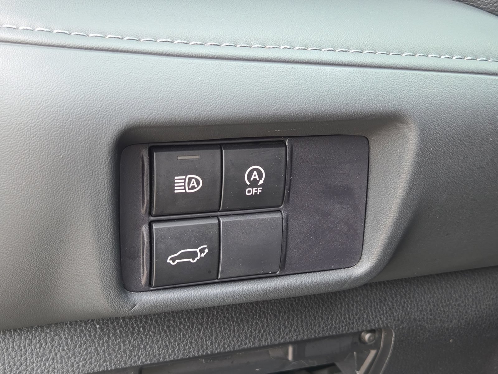 Used 2025 Toyota Highlander LE FWD image 26