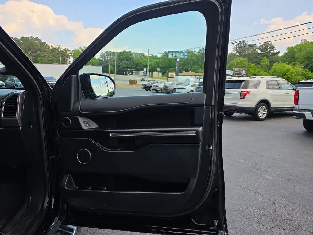 Used 2019 Ford Expedition XLT w/ Equipment Group 202A AWD/4WD image 23