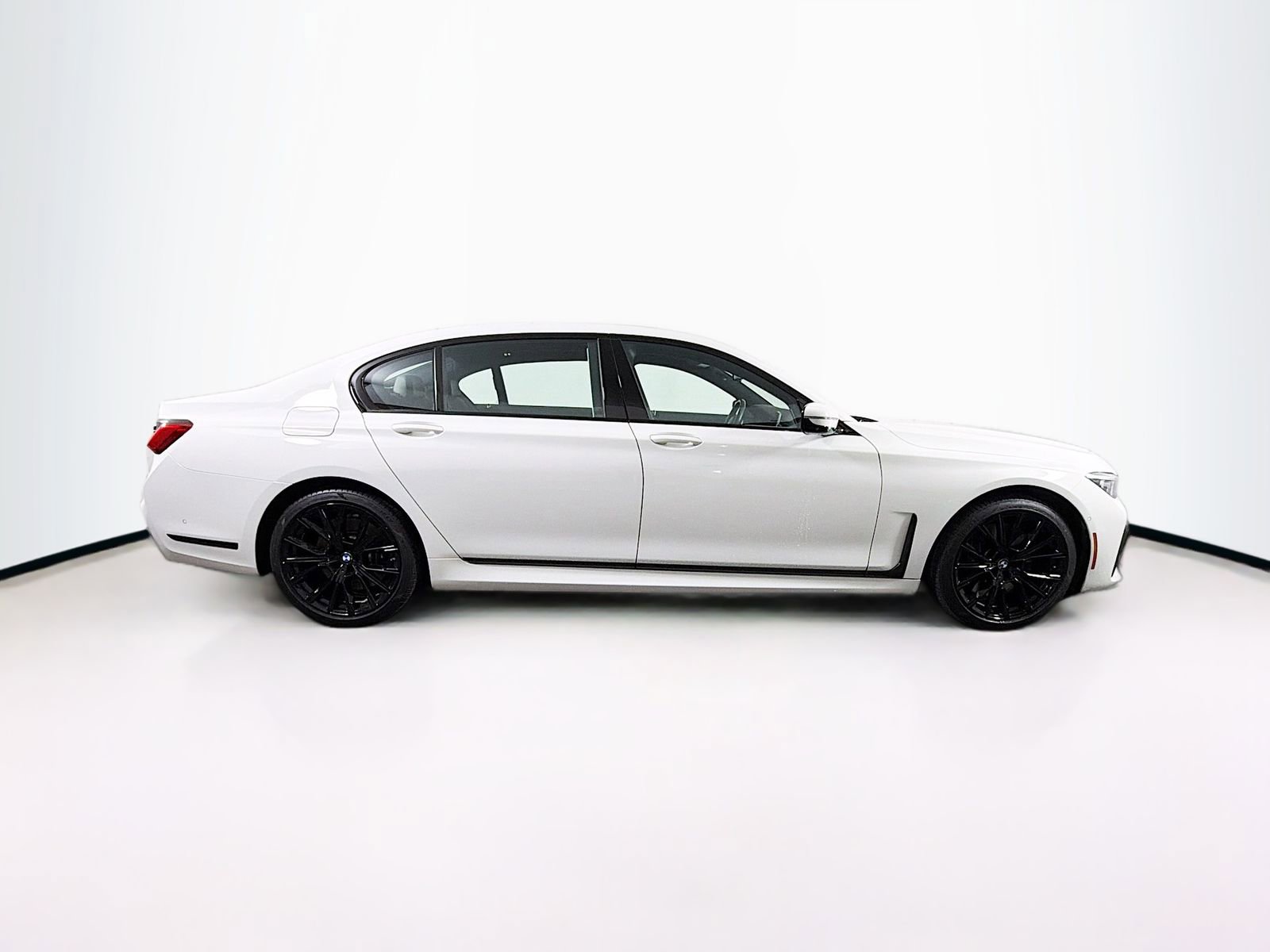 Used 2022 BMW 750i xDrive w/ Executive Package image 8