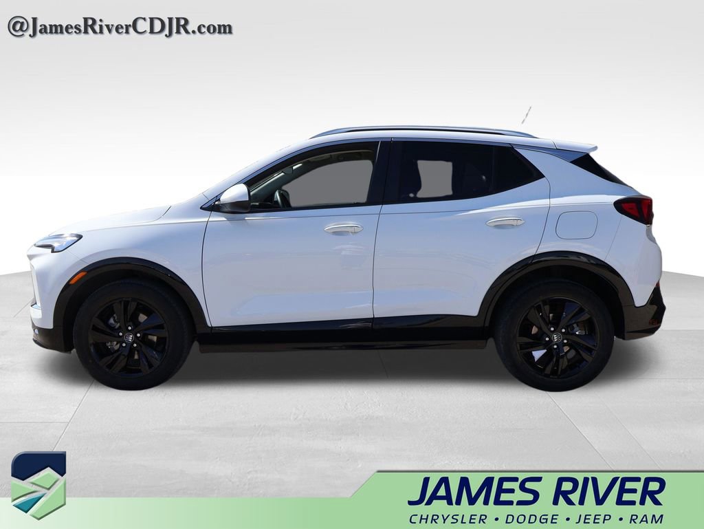 Used 2024 Buick Encore GX Sport Touring image 2