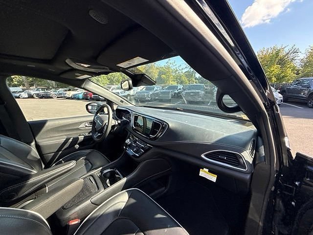 Used 2026 Chrysler Pacifica Limited FWD image 15