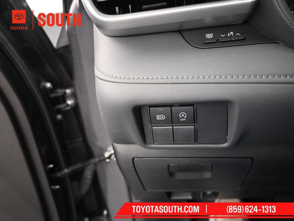 Used 2023 Toyota Highlander L image 24