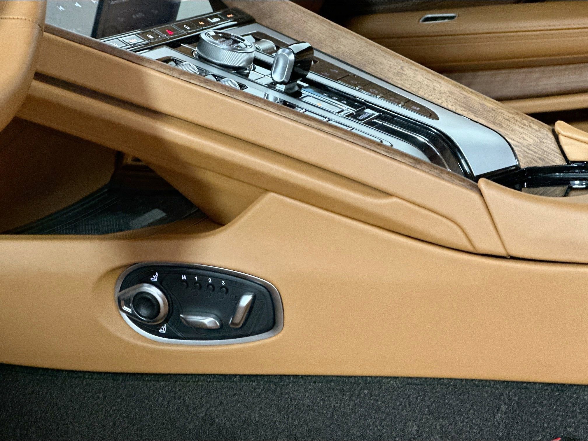 Used 2024 Aston Martin DB12 Coupe image 23