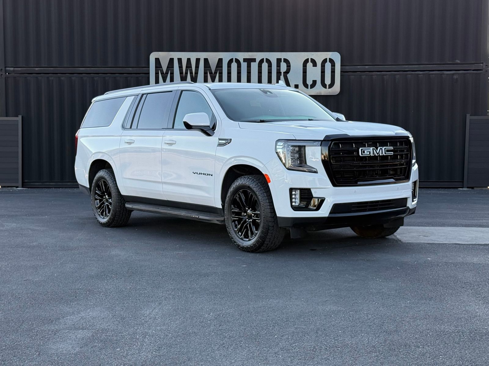 Used 2023 GMC Yukon XL SLE AWD/4WD image 1