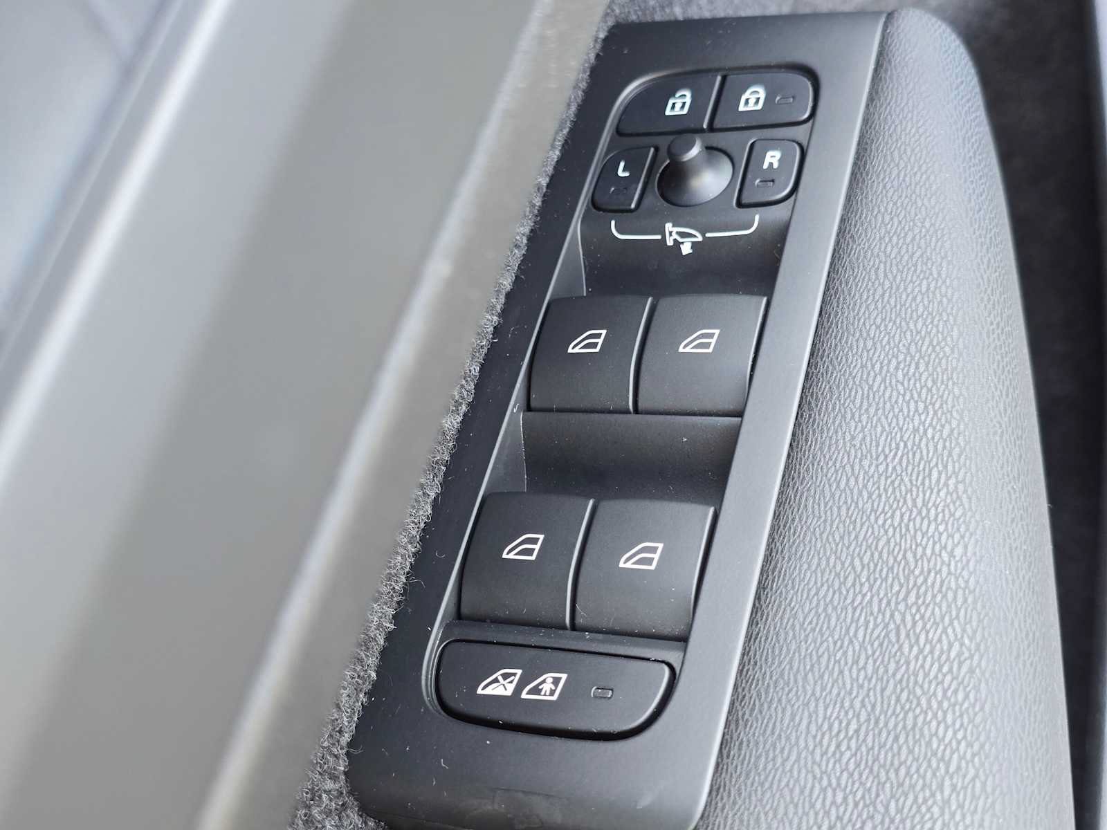 Certified 2023 Volvo XC40 Recharge Core w/ Protection Package Premier AWD/4WD image 23