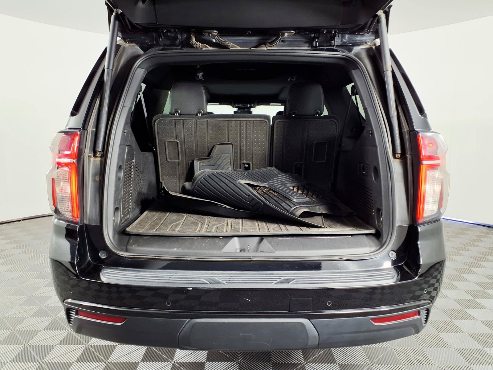 Used 2023 Chevrolet Suburban RST w/ Luxury Package AWD/4WD image 8