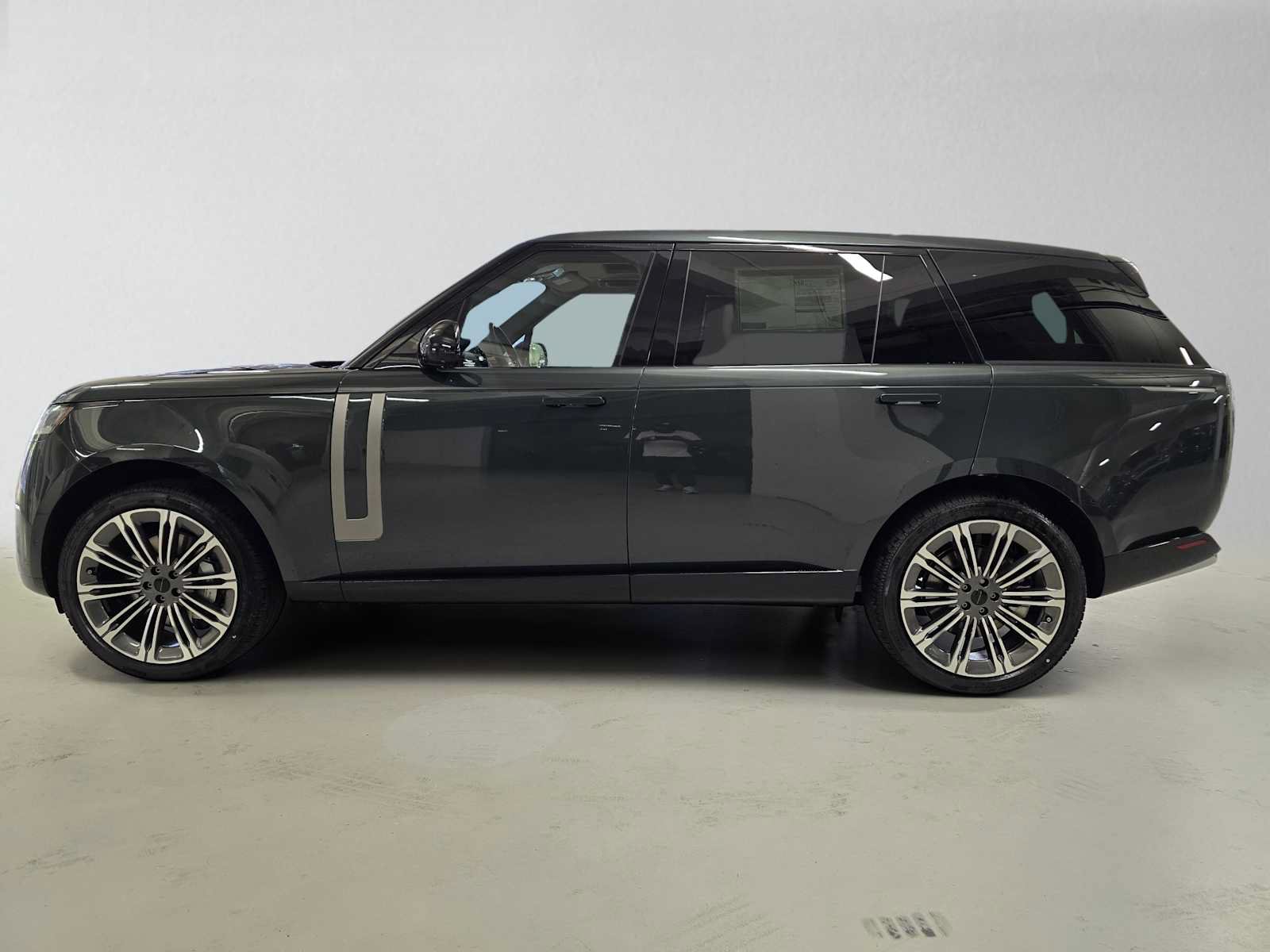 New 2026 Land Rover Range Rover Long Wheelbase SE AWD/4WD image 2