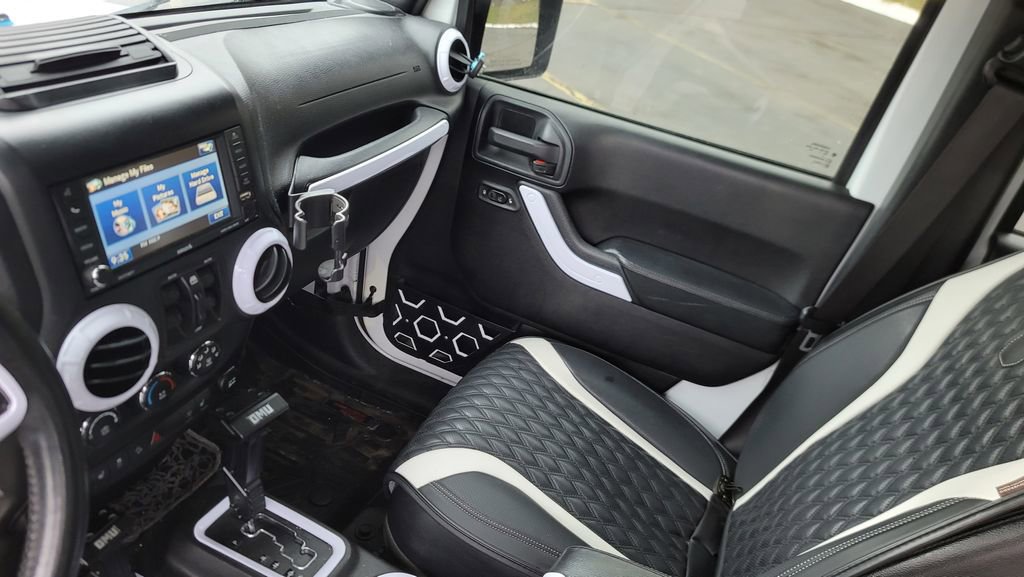 Used 2015 Jeep Wrangler Unlimited Sahara image 23