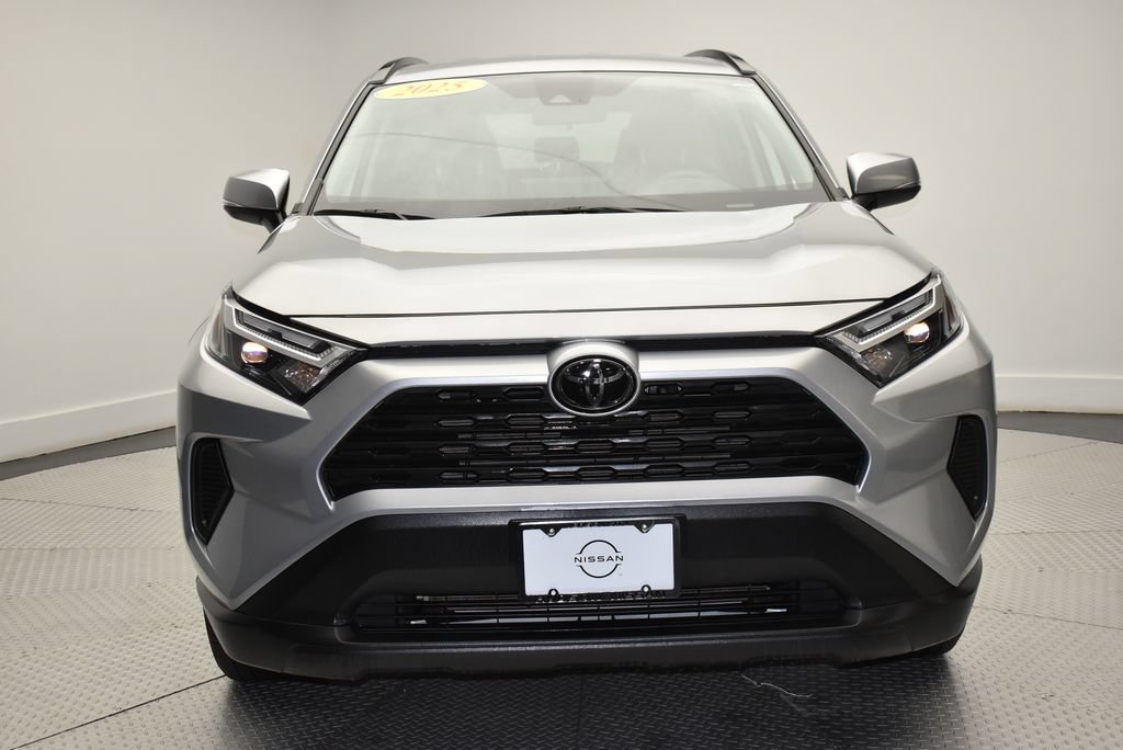 Used 2025 Toyota RAV4 XLE AWD/4WD image 2