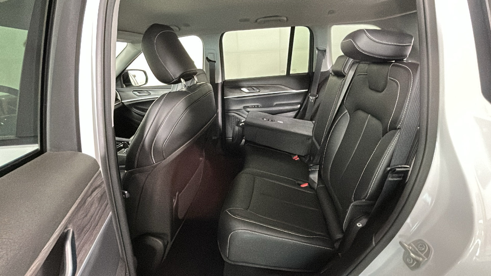 Used 2023 Jeep Grand Cherokee Limited AWD/4WD image 32