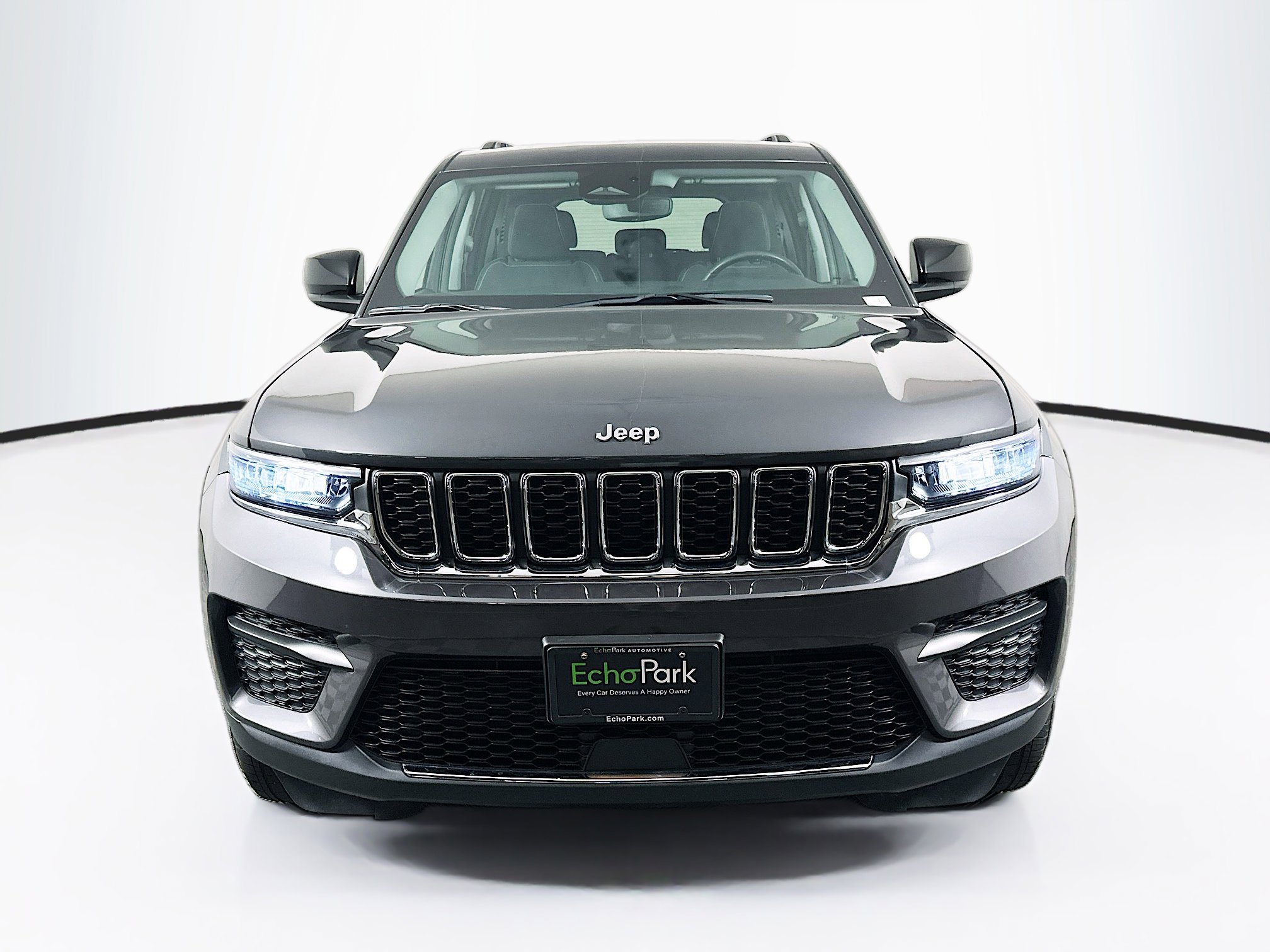 Used 2023 Jeep Grand Cherokee Laredo w/ Luxury Tech Group I AWD/4WD image 2