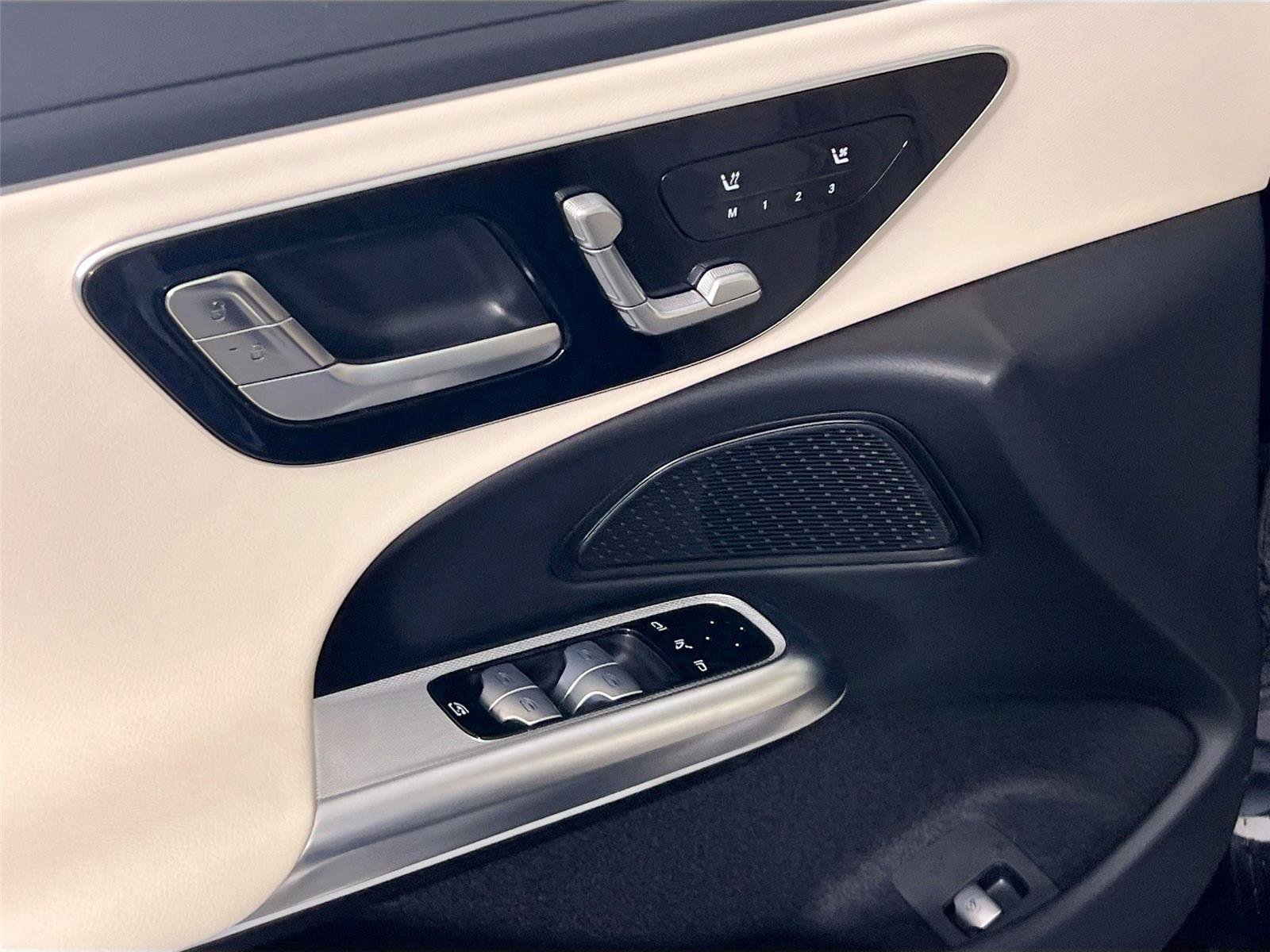 Used 2025 Mercedes-Benz E 350 4MATIC Sedan image 17