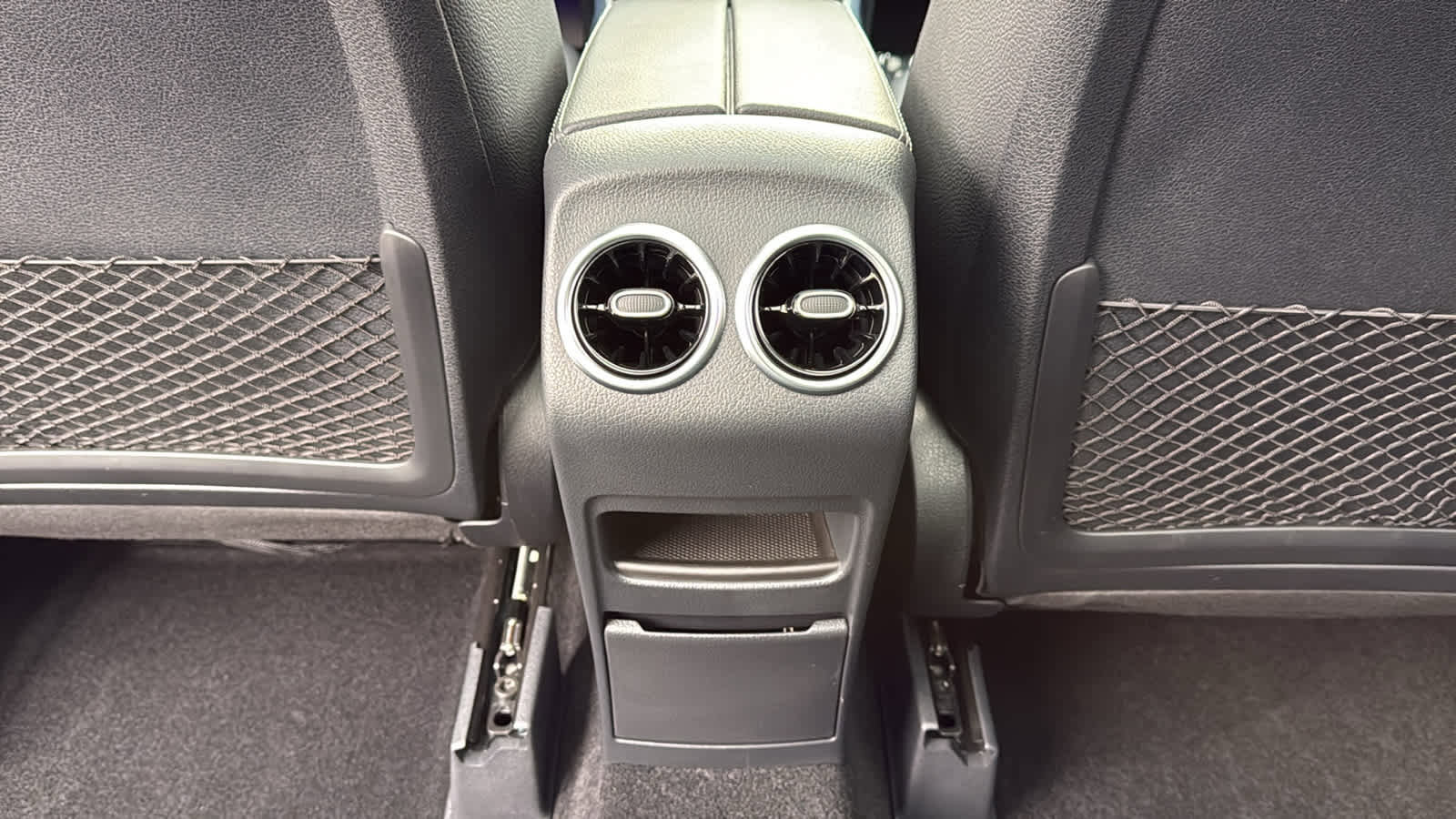 Used 2025 Mercedes-Benz GLB 250 4MATIC image 29