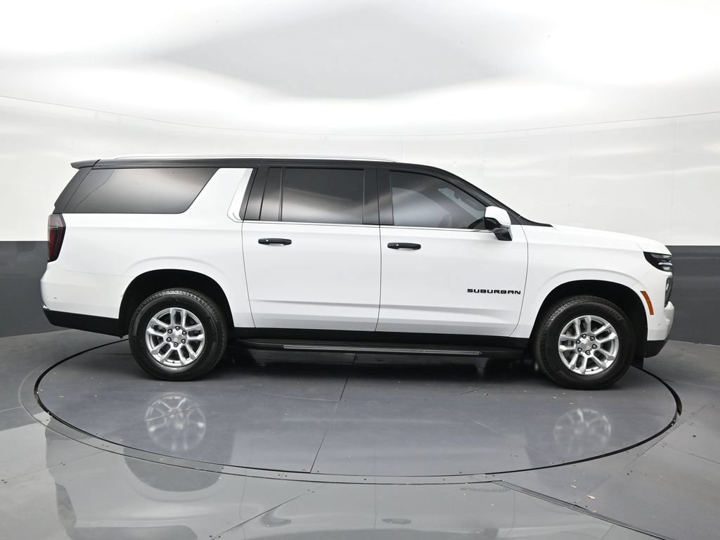 Used 2025 Chevrolet Suburban LS RWD image 6