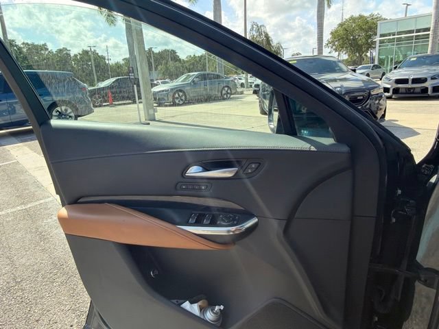Used 2025 Cadillac XT4 Premium Luxury FWD image 8