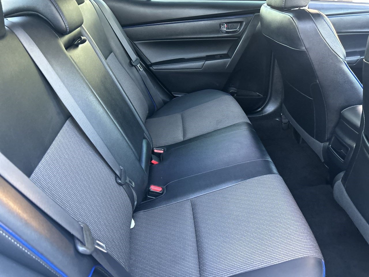 Used 2018 Toyota Corolla SE w/ Carpet Mat Package (TMS) FWD image 10