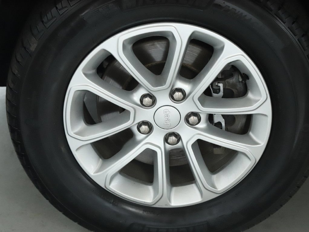 Used 2021 Jeep Grand Cherokee Laredo AWD/4WD image 37