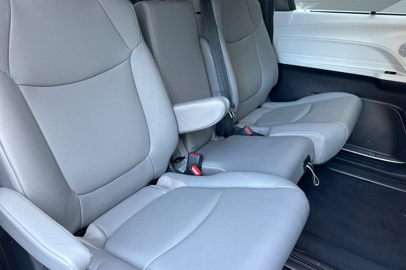 Used 2026 Toyota Sienna XLE FWD image 31