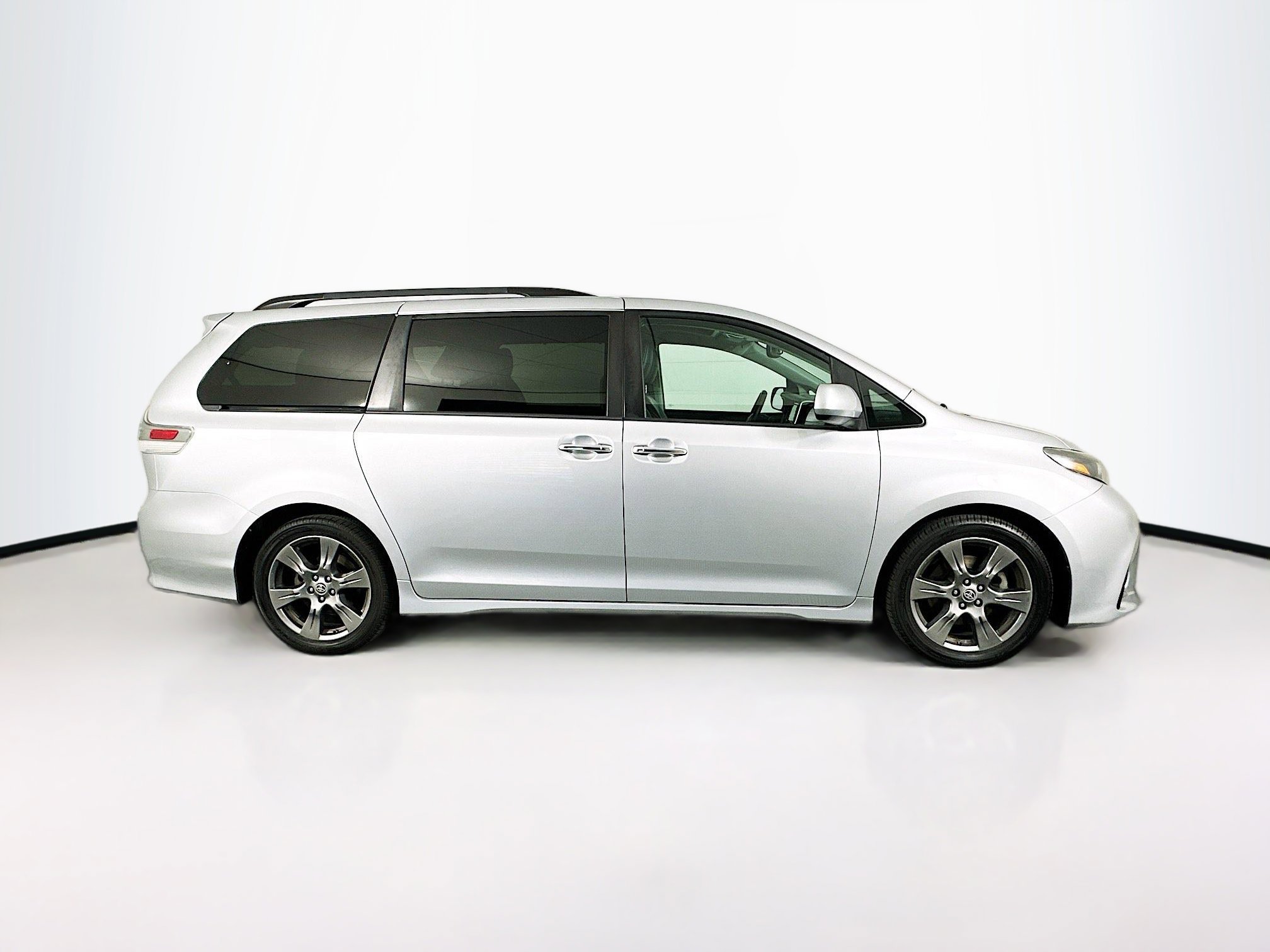 Used 2020 Toyota Sienna SE w/ SE Preferred Package image 10