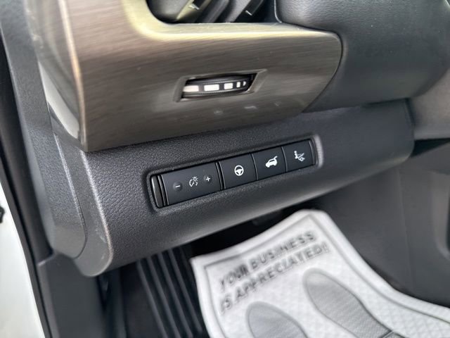 Used 2024 Nissan Pathfinder Platinum image 27