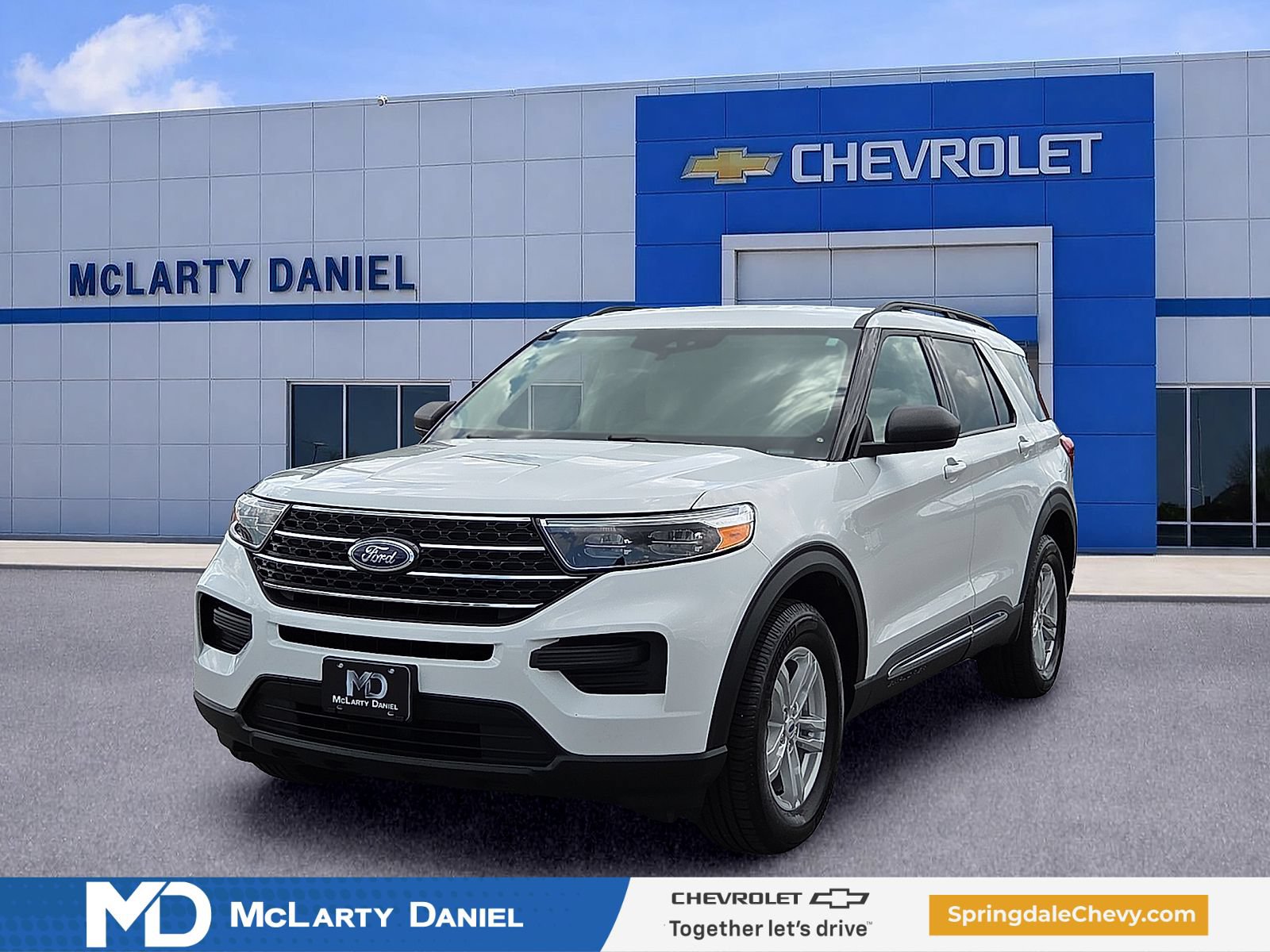 Used 2024 Ford Explorer XLT AWD/4WD image 2