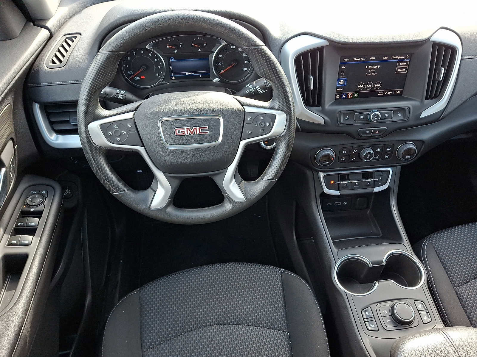 Used 2024 GMC Terrain SLE w/ Driver Convenience Package image 11