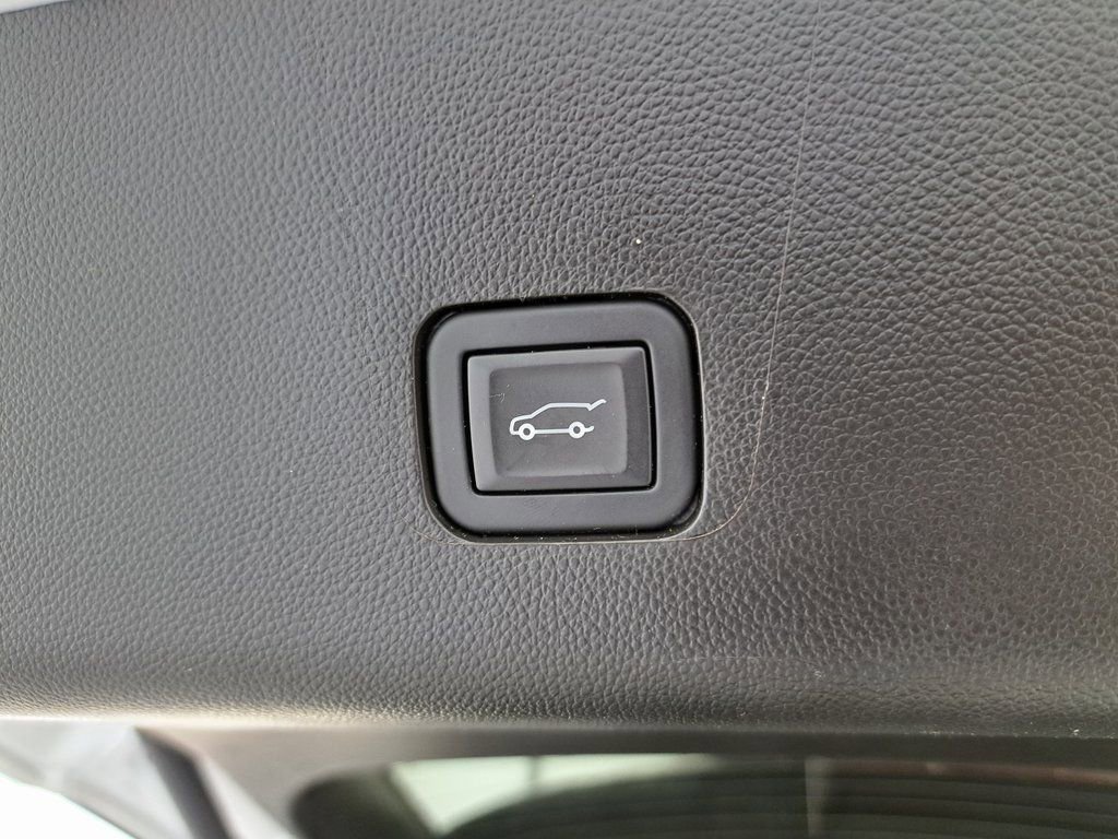 Used 2023 Chevrolet Traverse LT image 34