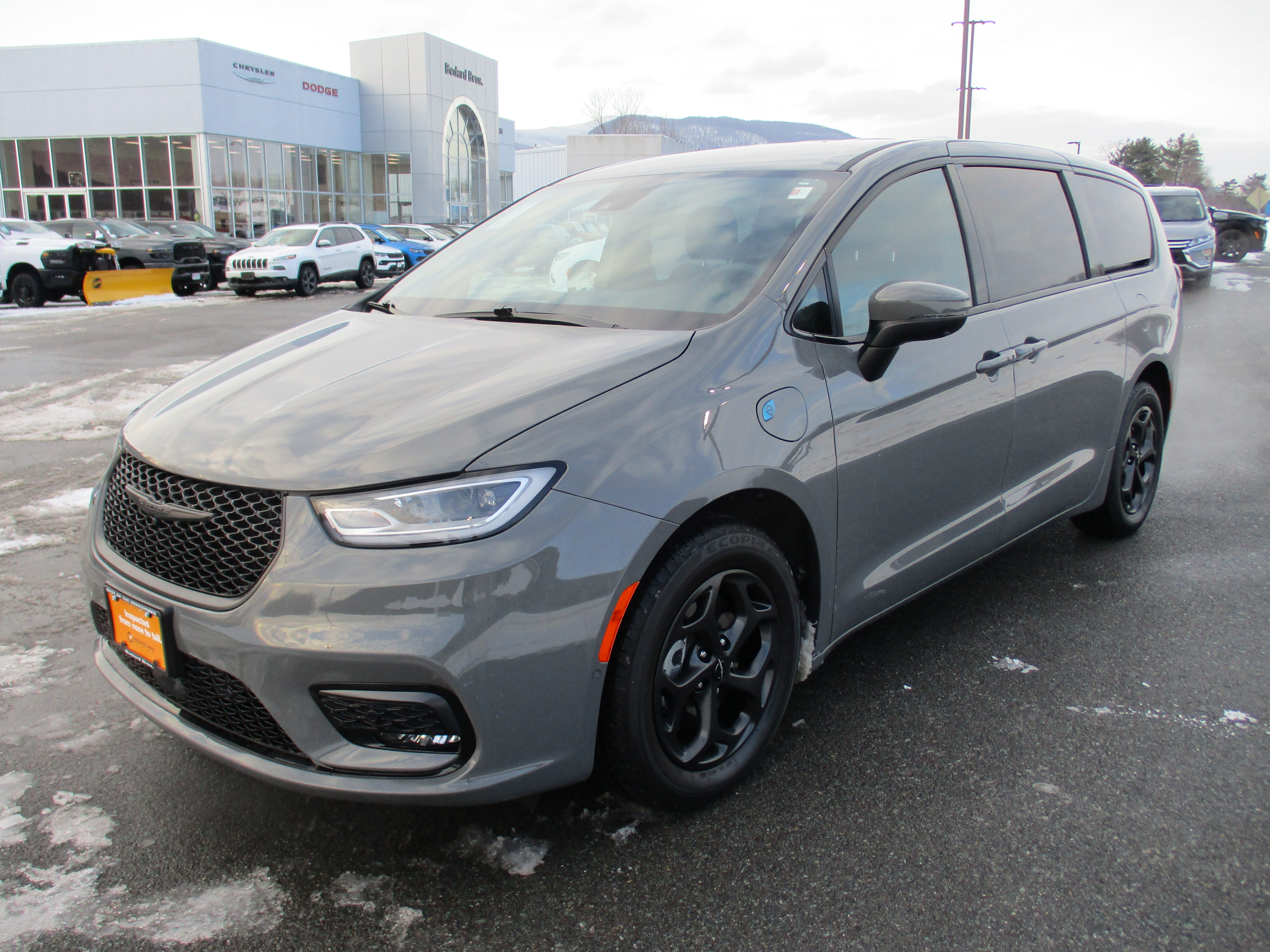 Used 2023 Chrysler Pacifica Touring-L w/ S Appearance Package image 1