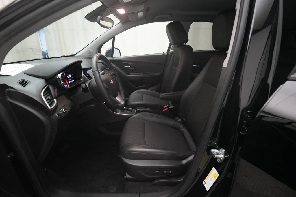 Used 2022 Chevrolet Trax LT w/ Midnight Edition AWD/4WD image 7